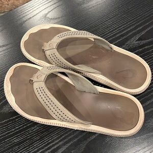 Olukai men’s flip flop sandals size 12